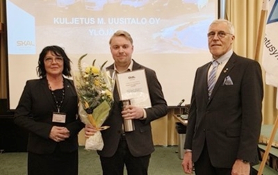 Mika Uusitalo vastaanottamassa huomionosoitustaan.