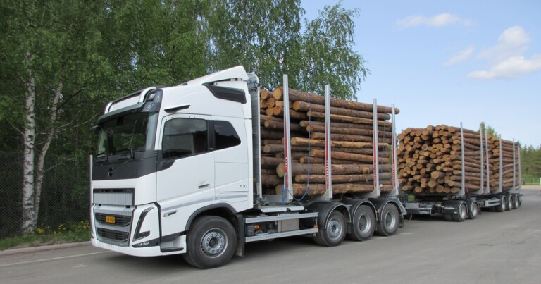 SKAL ry_Kuljetusyrittaja 4_2025_Ajossa_VOLVO D17 780_artikkelikuva