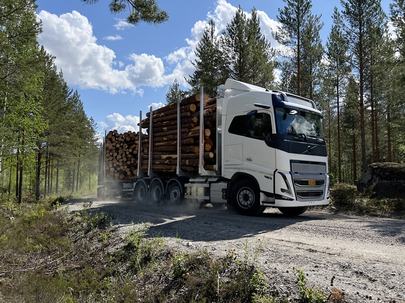 SKAL ry_Kuljetusyrittaja 4_2025_Ajossa_VOLVO D17 780_paakuva