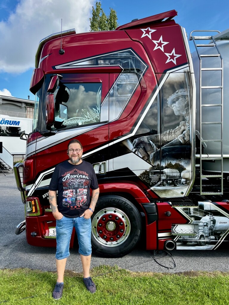 SKAL ry_Kuljetusyrittaja 4_2025_Kuukauden kulkuneuvo_yrittaja ja auto