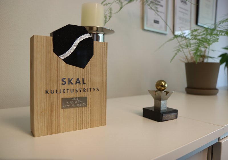 SKAL ry_Kuljetusyrittaja 4_2025_Kuljetusliike Kalevi Huhtala Oy_Vuoden kuljetusyrittaja-palkinto
