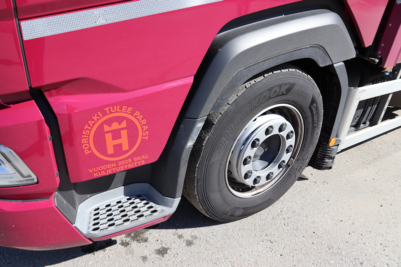 SKAL ry_Kuljetusyrittaja 4_2025_Kuljetusliike Kalevi Huhtala Oy_yksityiskohta autosta